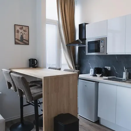 Lovely 1br & 1lr Apartment, Only 15 Min Walk To Center Апартаменти