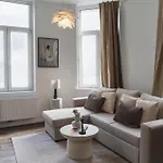 Lovely 1br & 1lr Apartment, Only 15 Min Walk To Center