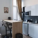 Lovely 1br & 1lr Apartment, Only 15 Min Walk To Center Apartamento