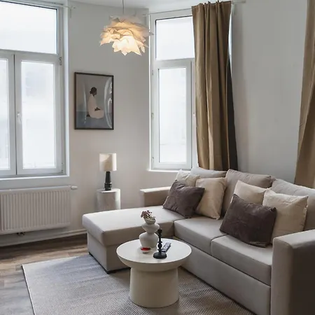 Lovely 1br & 1lr Apartment, Only 15 Min Walk To Center
