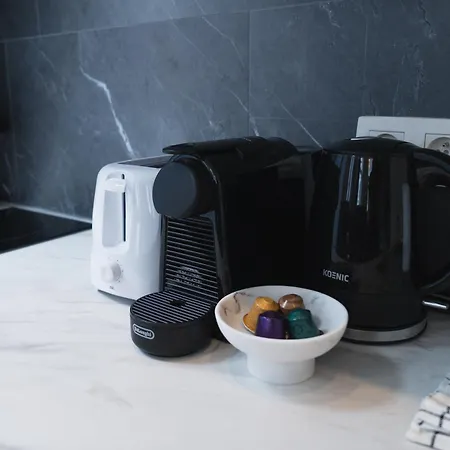 Apartment Lovely 1br & 1lr Apartment, Only 15 Min Walk To Center