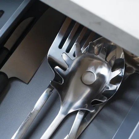 Lovely 1br & 1lr Apartment, Only 15 Min Walk To Center Apartment