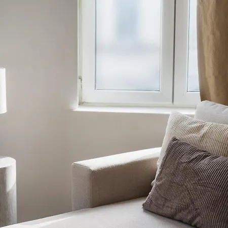 Lovely 1br & 1lr Apartment, Only 15 Min Walk To Center Apartment