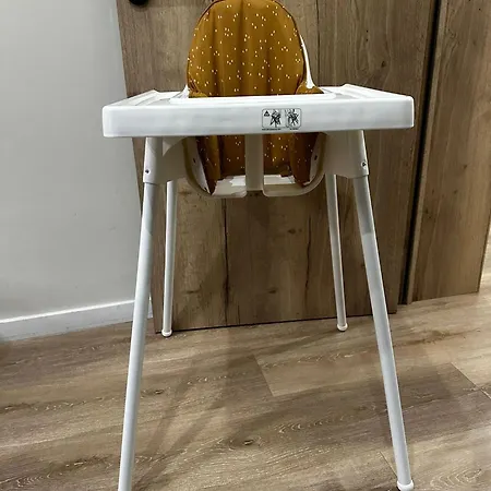 Lovely 1br & 1lr Apartment, Only 15 Min Walk To Center Apartment