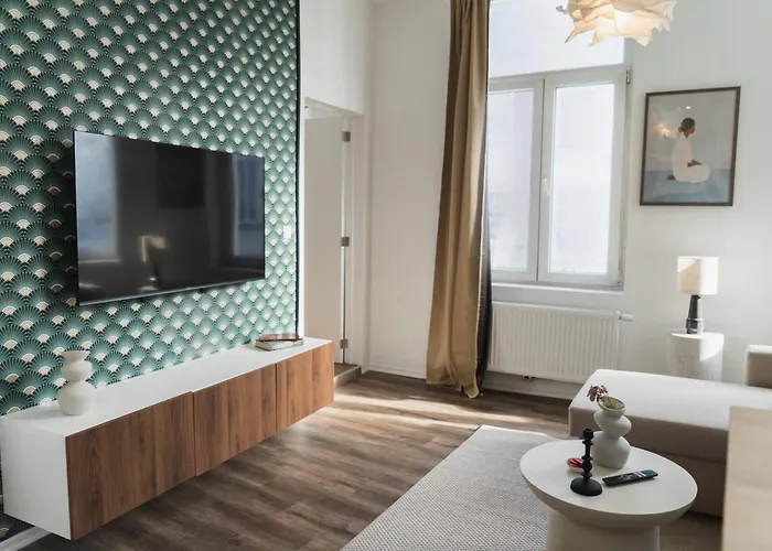 Lovely 1br & 1lr Apartment, Only 15 Min Walk To Center