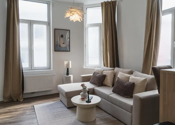 Lovely 1br & 1lr Apartment, Only 15 Min Walk To Center