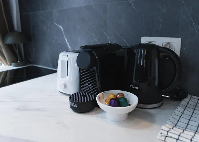 Apartment Lovely 1br & 1lr Apartment, Only 15 Min Walk To Center