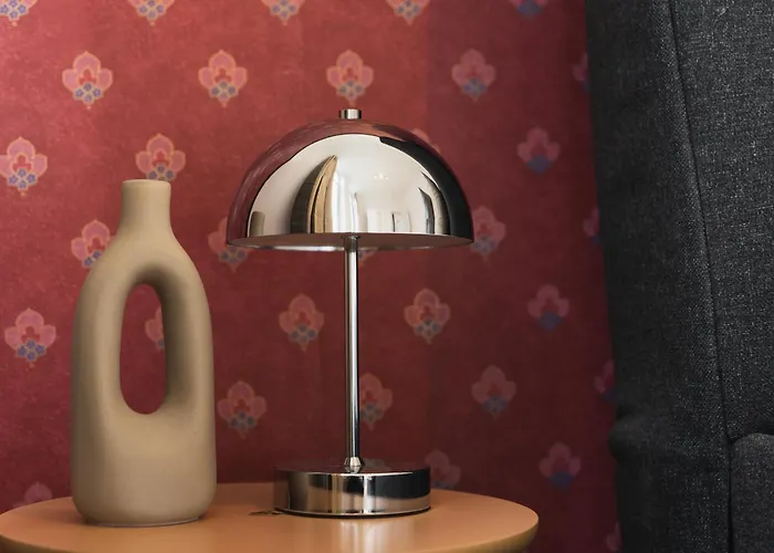 Lovely 1br & 1lr Apartment, Only 15 Min Walk To Center