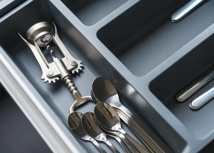 Lovely 1br & 1lr Apartment, Only 15 Min Walk To Center *