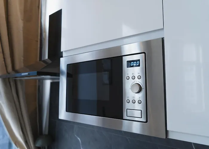 Apartment Lovely 1br & 1lr Apartment, Only 15 Min Walk To Center