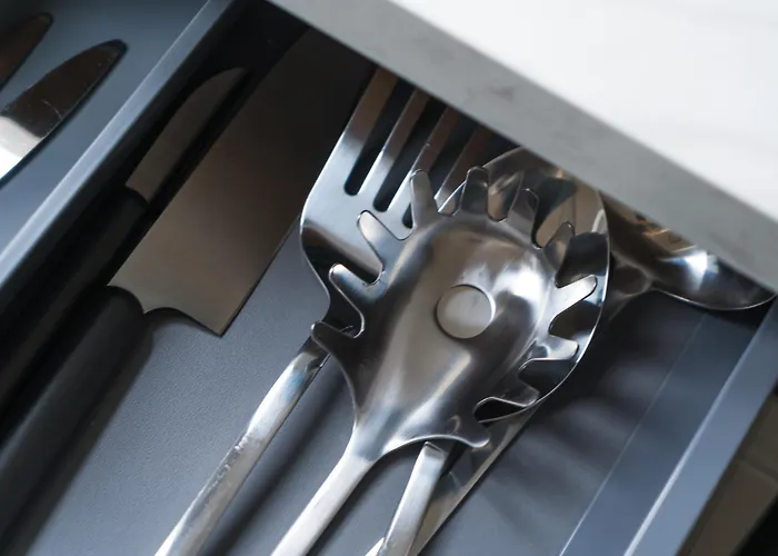 Lovely 1br & 1lr Apartment, Only 15 Min Walk To Center Apartment