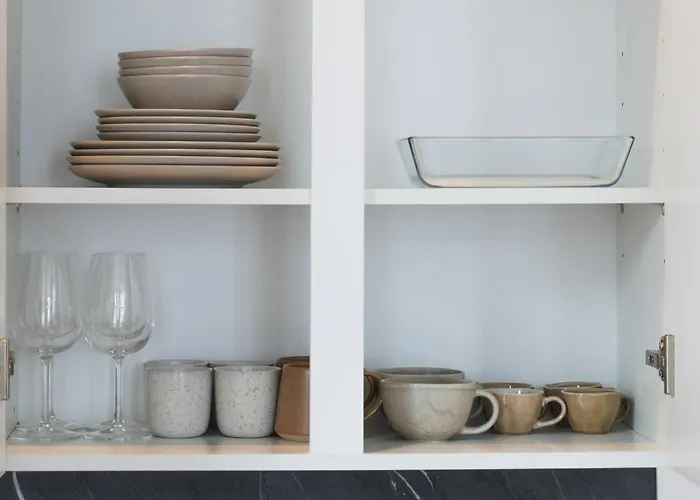 Lovely 1br & 1lr Apartment, Only 15 Min Walk To Center