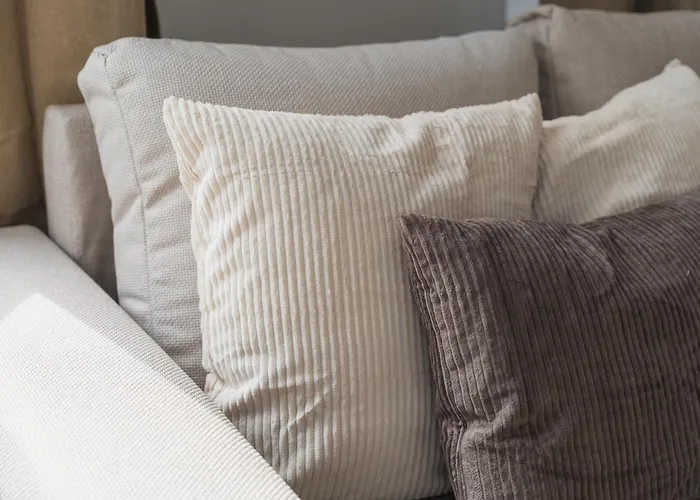 Apartment Lovely 1br & 1lr Apartment, Only 15 Min Walk To Center