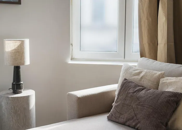 Lovely 1br & 1lr Apartment, Only 15 Min Walk To Center Apartment