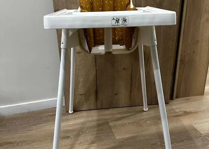 Lovely 1br & 1lr Apartment, Only 15 Min Walk To Center Apartment