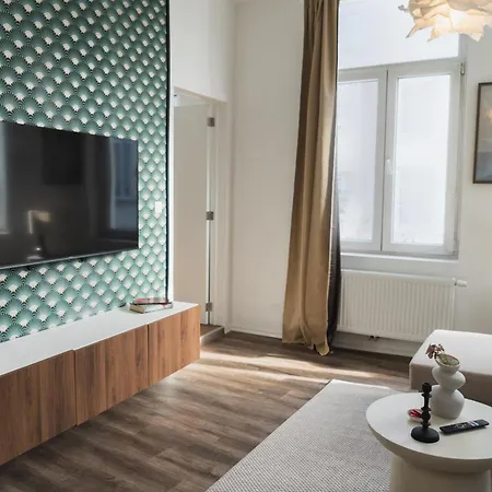 Lovely 1br & 1lr Apartment, Only 15 Min Walk To Center