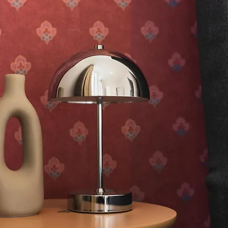 Lovely 1br & 1lr Apartment, Only 15 Min Walk To Center