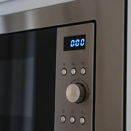 Lovely 1br & 1lr Apartment, Only 15 Min Walk To Center *