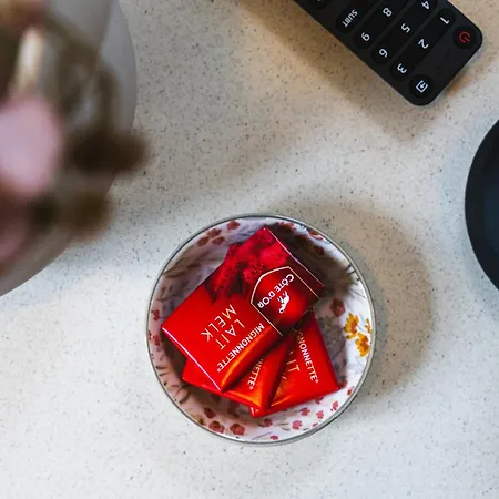 Lovely 1br & 1lr Apartment, Only 15 Min Walk To Center *