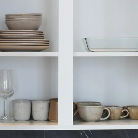 Lovely 1br & 1lr Apartment, Only 15 Min Walk To Center